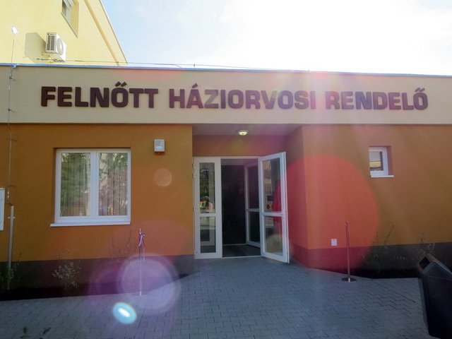 Átadták a felújított felnőtt háziorvosi rendelőt 58